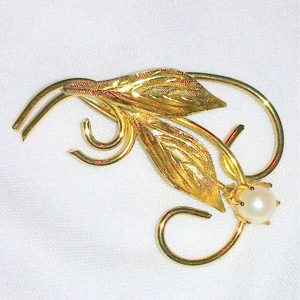 Vintage Genuine Pearl Flower Brooch
